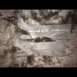 Size 8.5 Calvin Klein swayed chunky heel boots